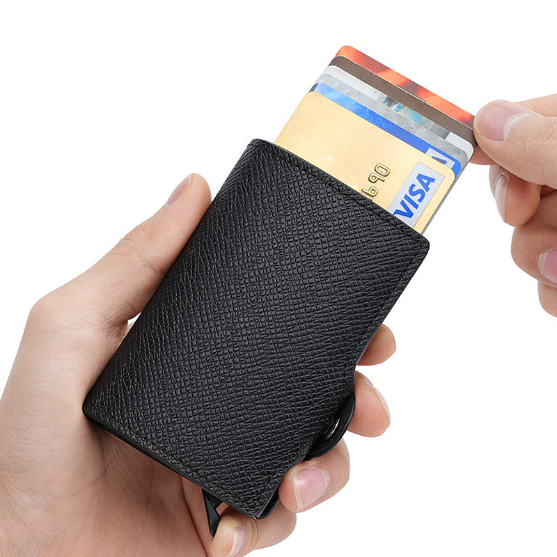 Porte-cartes Le Classique noir tenu en main, cartes sorties