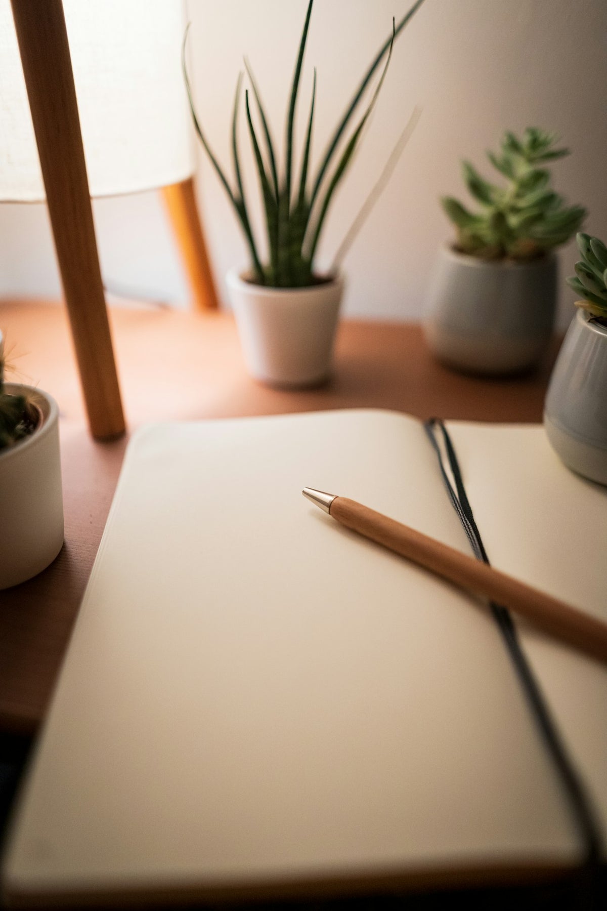 Carnet et crayon sur un bureau clair