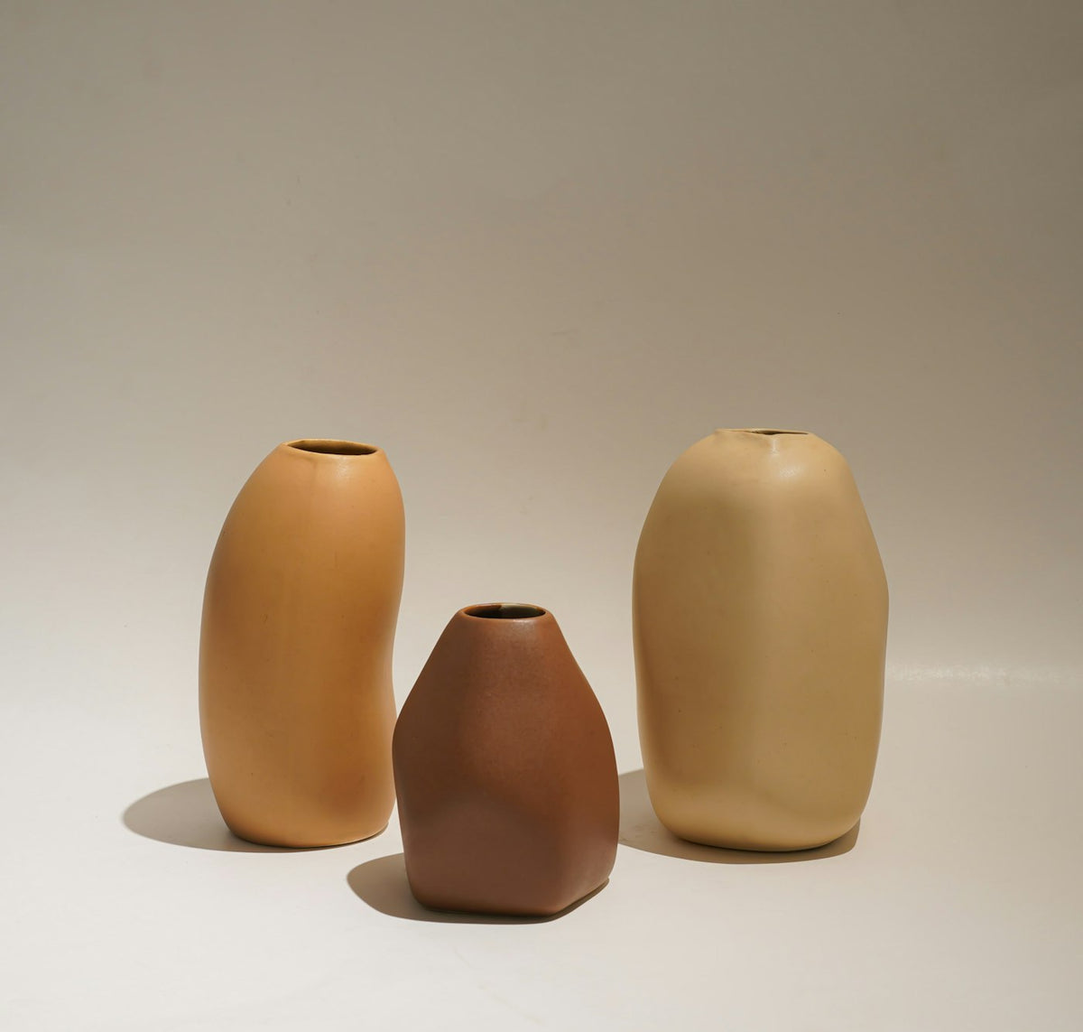 Trois vases en céramique