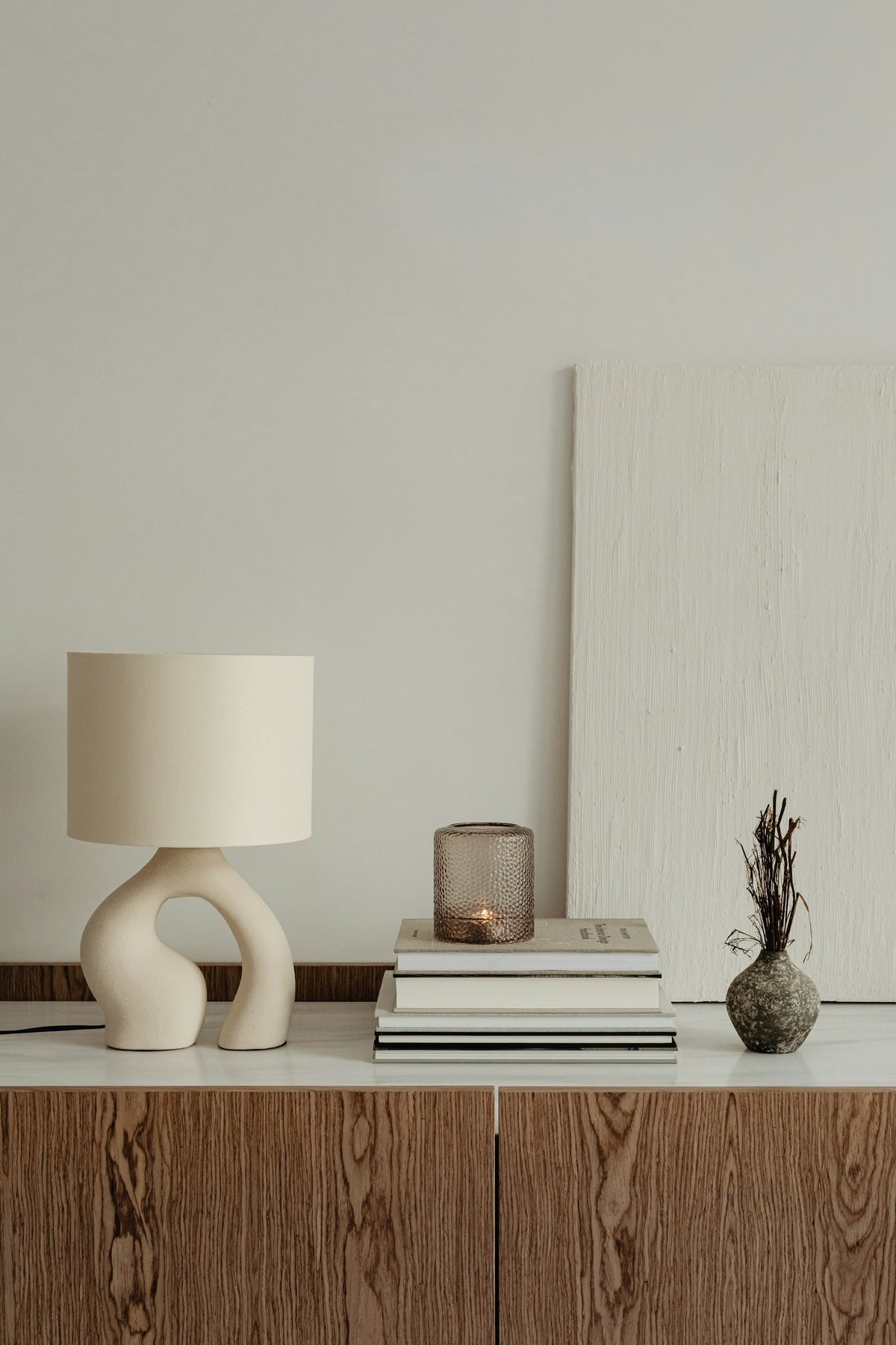 Lampe et livres sur une console