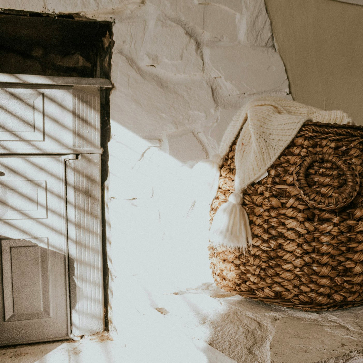Panier tressé posé au sol